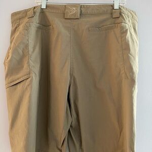 Reel Legends Mens tan shorts snap and zip front closure lots of great pockets 42